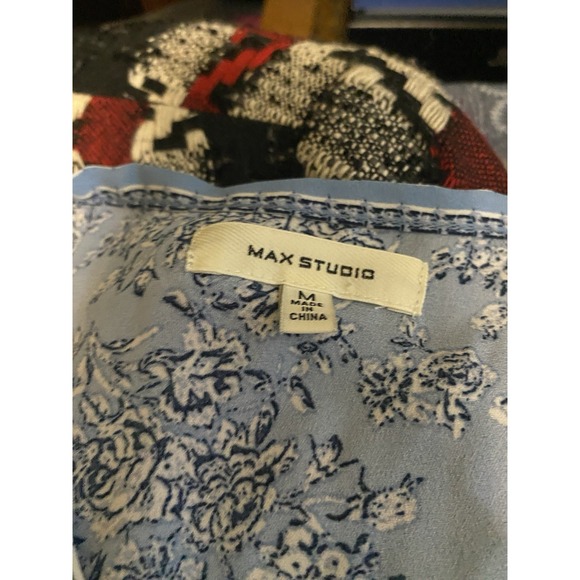 Max Studio Women Size Medium Top Blouse floral Short Sleeve Blue Button - Picture 2 of 5